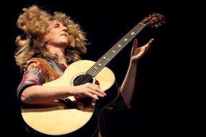 Vicki Genfan Performs in Watchung